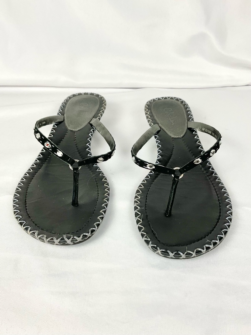 Cole Haan Thong Sandals Leather Kitten Heel Studded Y2K Minimalist Black Sz 10B
